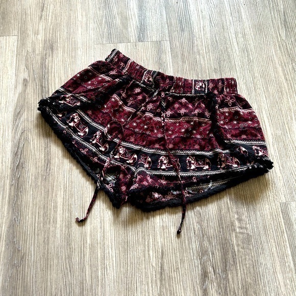 Bluenotes Pants - 🛍️ 2/$12
BLUENOTES comfy boho shorts. Elastic waistband & drawstring. Fringe hem